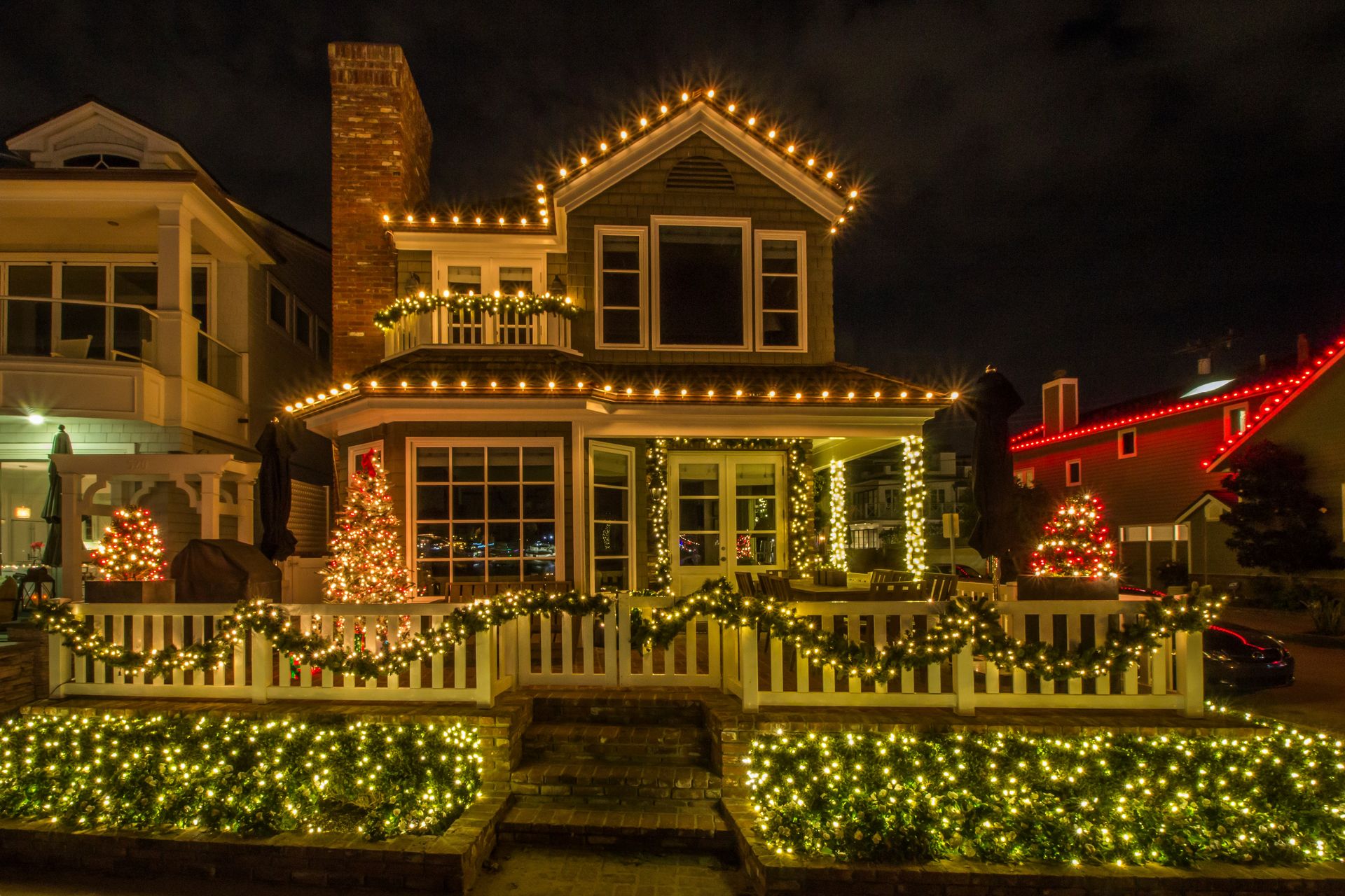 a house with christmas lights